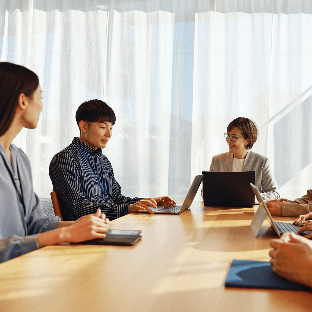 明るい会議室で協力するプロフェッショナルたち